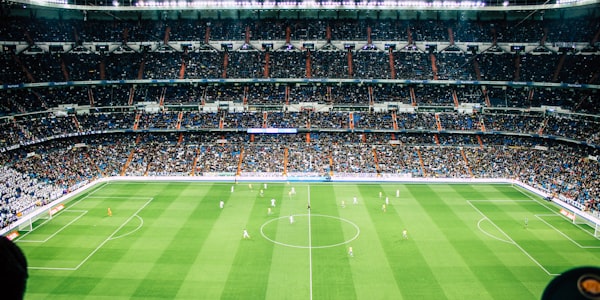 足球场看台上座无虚席的壮观场面